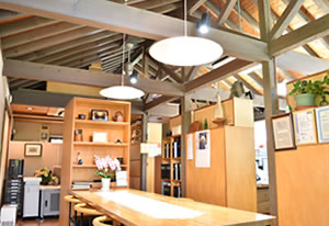 木の内装の事務所室内の写真