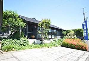 事務所外観と緑の写真
