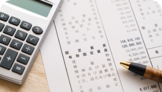 決算書類と電卓が並ぶ写真