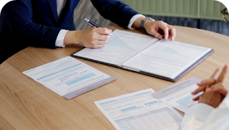 経営支援のための資料記入の様子