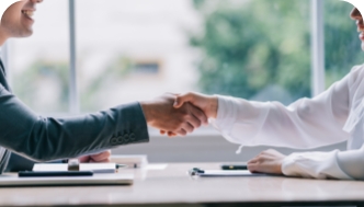 事業承継について話し合うビジネスパーソン