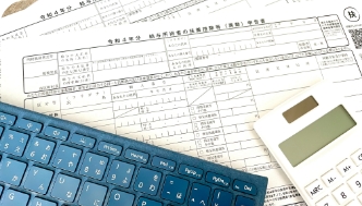 帳簿とペンの写真